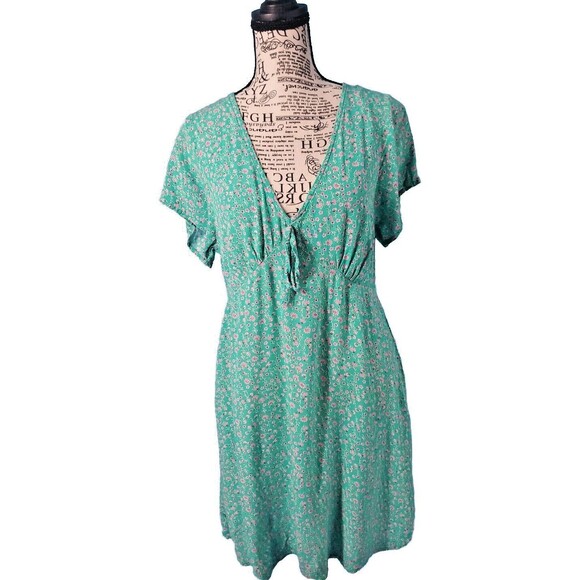 Womens Sz 8 Dress Ditsy Floral Print Above Knee Green V-Neck Short Sleeves - Picture 1 of 14